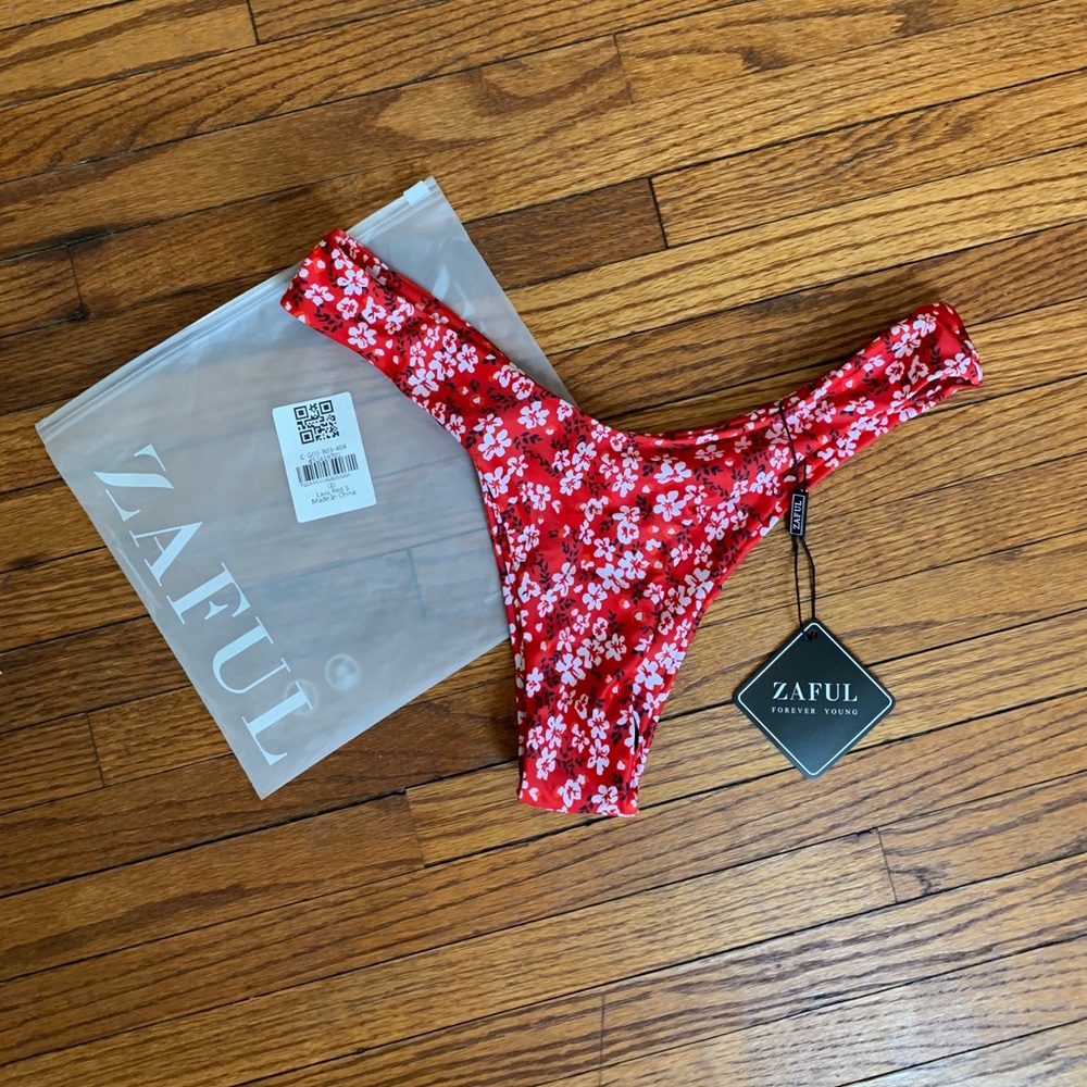 NEW WITH TAGS RED ZAFUL BIKINI BOTTOMS